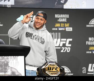 Anaheim, Californie, États-Unis.20th janvier 2022.ANAHEIM, CA - 20 janvier : Cyril Gane répond aux questions de la presse et des fans du Anaheim Convention Center pour UFC270 - Ngannou vs Gane - Conférence de presse le 20 janvier 2022 à Anaheim, Californie, États-Unis.(Photo de Louis Grasse/PxImages) crédit: PX Images/Alamy Live News Banque D'Images