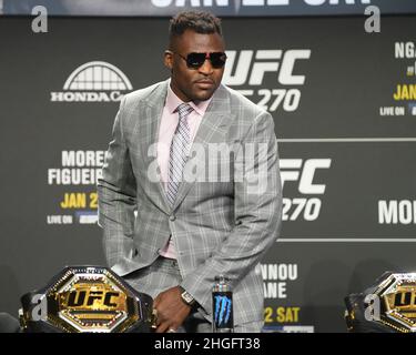 Anaheim, Californie, États-Unis.20th janvier 2022.ANAHEIM, CA - 20 janvier : Francis Ngannou répond aux questions de la presse et des fans au Anaheim Convention Center pour UFC270 - Ngannou vs Gane - Conférence de presse le 20 janvier 2022 à Anaheim, Californie, Etats-Unis.(Photo de Louis Grasse/PxImages) crédit: PX Images/Alamy Live News Banque D'Images