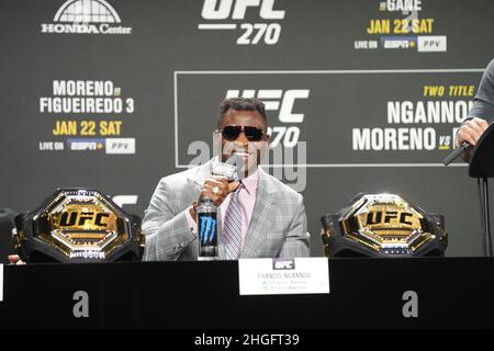 Anaheim, Californie, États-Unis.20th janvier 2022.ANAHEIM, CA - 20 janvier : Francis Ngannou répond aux questions de la presse et des fans au Anaheim Convention Center pour UFC270 - Ngannou vs Gane - Conférence de presse le 20 janvier 2022 à Anaheim, Californie, Etats-Unis.(Photo de Louis Grasse/PxImages) crédit: PX Images/Alamy Live News Banque D'Images