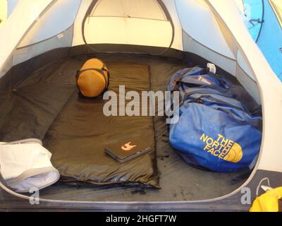 Intérieur du camping de Tents sur le mont Kilimanjaro, randonnée Afrique Tanzanie Banque D'Images