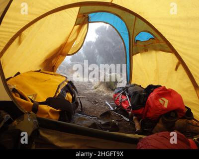 Intérieur du camping de Tents sur le mont Kilimanjaro, randonnée Afrique Tanzanie Banque D'Images