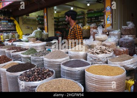 23 décembre 2021, Gokarna Mahabaleshwar, Karnataka, différentes épices et herbes dans le marché de rue à Karnataka, ont exposé les épices traditionnelles indiennes. Banque D'Images