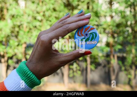 Femme tenant l'insigne indien écrit Jai Hind signifiant Hail Inde.La personne qui tient le jour de l'indépendance de l'Inde ou le jour de la République souhaite Banque D'Images