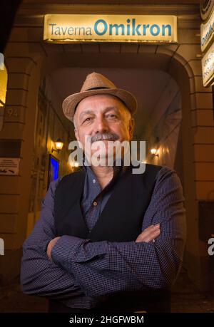 PRODUCTION - 14 janvier 2022, Hessen, Francfort-sur-le-main: Kostas (Konstantinos) Tsapakidis se tient dans la soirée à la porte de son restaurant grec appelé 'Taverna Omikron' dans une arrière-cour du quartier de Bockenheim, qu'il court depuis environ 30 ans.(À dpa 'Taverna 'Omikron', Ice café 'Corona' - les noms des entreprises et la pandémie') photo: Frank Rumpenhorst/dpa/Frank Rumpenhorst/dpa Banque D'Images