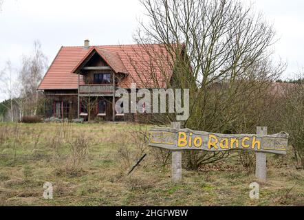 18 janvier 2022, Brandebourg, Wittstock/Dosse/OT Zempow: L'entrée du ranch biologique de l'agriculteur Wilhelm Schäkel.Schäkel est l'un des 15 agriculteurs du district d'Ostprignitz-Ruppin de Brandebourg et de l'État voisin de Mecklembourg-Poméranie occidentale qui sont légalement impliqués dans la culture du chanvre commercial.(À dpa 'domaine d'activité intéressant pour les agriculteurs: Culture du chanvre commercial') photo: Soeren Stache/dpa-Zentralbild/dpa Banque D'Images