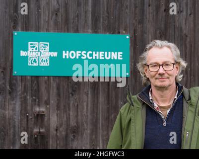 18 janvier 2022, Brandebourg, Wittstock/Dosse/OT Zempow: L'agriculteur Wilhelm Schäkel se trouve au Bio Ranch, devant la porte de la ferme.Schäkel est l'un des 15 agriculteurs du district d'Ostprignitz-Ruppin de Brandebourg et de l'État voisin de Mecklembourg-Poméranie occidentale qui sont légalement impliqués dans la culture du chanvre commercial.(À dpa 'domaine d'activité intéressant pour les agriculteurs: Culture du chanvre commercial') photo: Soeren Stache/dpa-Zentralbild/dpa Banque D'Images