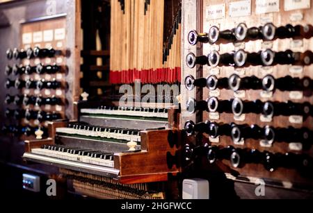 Otterndorf, Allemagne.20th janvier 2022.Le clavier de l'orgue historique Gloger se trouve dans l'église Saint-Severi.Le plus grand orgue baroque de la région d'Elbe-Weser est démantelé et sera restauré pour un coût de 1,8 millions d'euros.Credit: Hauke-Christian Dittrich/dpa/Alay Live News Banque D'Images