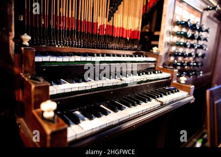 Otterndorf, Allemagne.20th janvier 2022.Le clavier de l'orgue historique Gloger se trouve dans l'église Saint-Severi.Le plus grand orgue baroque de la région d'Elbe-Weser est démantelé et sera restauré pour un coût de 1,8 millions d'euros.Credit: Hauke-Christian Dittrich/dpa/Alay Live News Banque D'Images