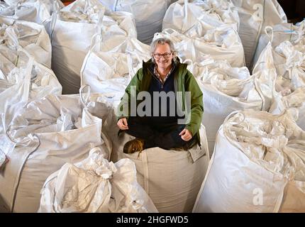 18 janvier 2022, Brandenburg, Wittstock/Dosse/OT Zempow: L'agriculteur Wilhelm Schäkel est assis sur des sacs de thé, de céréales et de biomasse provenant de diverses variétés de chanvre dans une grange au Bio Ranch.Schäkel est l'un des 15 agriculteurs du district d'Ostprignitz-Ruppin dans le Brandebourg et de l'État voisin de Mecklembourg-Poméranie-Occidentale qui sont légalement impliqués dans la culture du chanvre commercial.(À dpa 'domaine d'activité intéressant pour les agriculteurs: Culture du chanvre commercial') photo: Soeren Stache/dpa-Zentralbild/dpa Banque D'Images