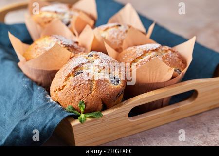 Un groupe de muffins avec baies et chocolat sur un plateau vue de face. Banque D'Images