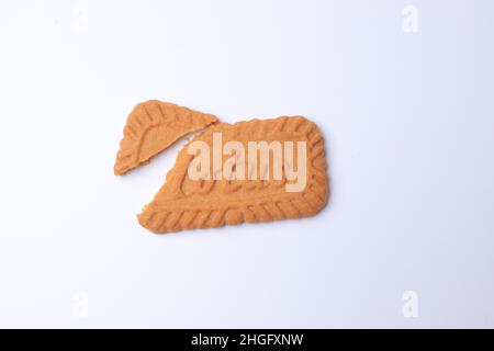 SIDOARJO - EAST JAVA, 16 janvier 2022: Lotus Biscoff est un biscuit caramélisé, des textures lisses et croquantes sur fond blanc.Copier l'espace. Banque D'Images