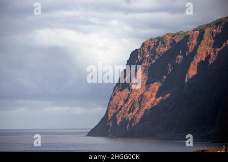 Cap Girao rocheux escarpé à l'île de Madère le matin Banque D'Images