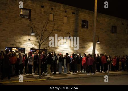 Bloomington, Indiana, États-Unis.20th janvier 2022.Les fans de basket-ball de l'Indiana University font la queue devant Kilroy's sur Kirkwood après que l'équipe de basket-ball de l'IU a battu Purdue 68-65 le 20 janvier 2022 à Bloomington, Ind. Photo Credit: Jeremy Hogan/Alay Live News Banque D'Images