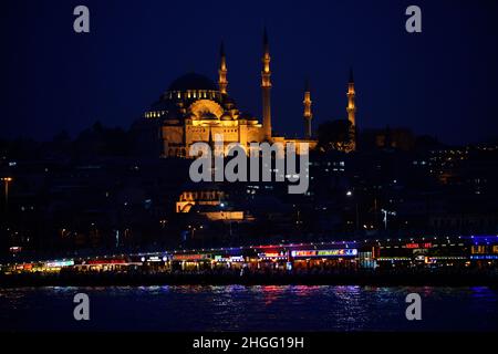 Vue nocturne de la mosquée Suleymaniye et du pont de Galata à Istanbul, Turquie. Banque D'Images