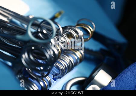 Des outils chirurgicaux brillants sur la table stérile. Banque D'Images