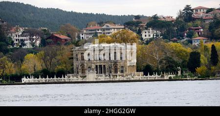 Pavillon Küçüksu sur les rives du Bosphore à Istanbul, Turquie. Banque D'Images