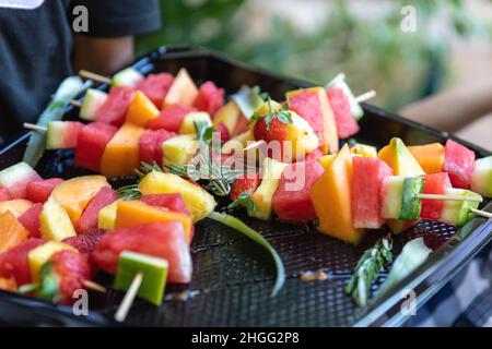 Pastèque, fraises et autres kebabs aux fruits Banque D'Images