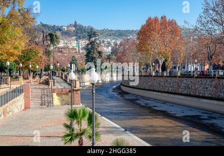Grenade, Espagne - décembre 25 2014 : vue sur le fleuve Genil, le principal affluent du fleuve Guadalquivir qui traverse la ville. Banque D'Images