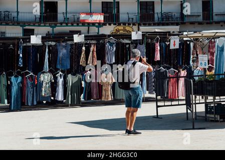 Chinchon, Espagne - 26 juin 2021 : le photographe prend des photos sur le marché de rue de la Plaza Mayor de Chinchon. Banque D'Images