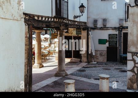 Chinchon, Espagne - 26 juin 2021 : arcade sur la Plaza Mayor de Chinchon. Banque D'Images