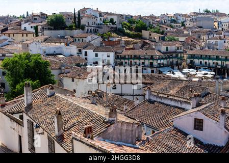 Chinchon, Espagne - 26 juin 2021 : vue aérienne du centre de Chinchon avec Plaza Mayor, maisons typiques avec balcons en bois et toits de tuiles. Jour ensoleillé de s Banque D'Images