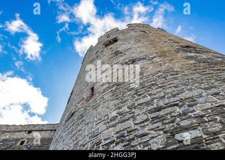 Vue sur la tour en pierre du château de Conwy, une forteresse en estuaire de 13th siècles remarquablement préservée avec des vues pittoresques sur les remparts Banque D'Images