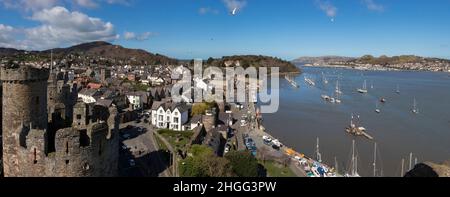 Vue panoramique depuis le château de Conwy une forteresse de l'estuaire datant de 13th siècles remarquablement préservée avec des vues pittoresques sur les remparts, du port du nord du pays de Galles Banque D'Images