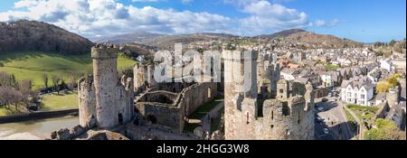 Vue panoramique depuis le château de Conwy une forteresse de l'estuaire datant de 13th siècles remarquablement préservée avec des vues pittoresques sur la ville, au nord du pays de Galles Banque D'Images