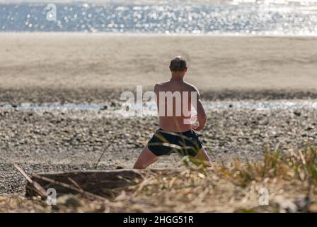 Un homme pratiquant le Tai Chi Chuan traditionnel, Tai Ji et Qi gong dans le parc pour la santé. Banque D'Images