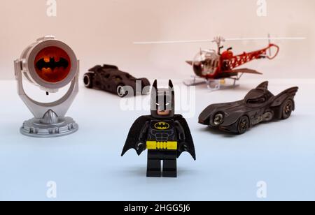 LEGO Batman miniature isolé sur fond coloré Banque D'Images