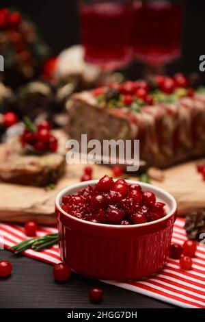 Sauce aux canneberges avec terrine française traditionnelle sur fond de bois sombre et décorations de Noël Banque D'Images