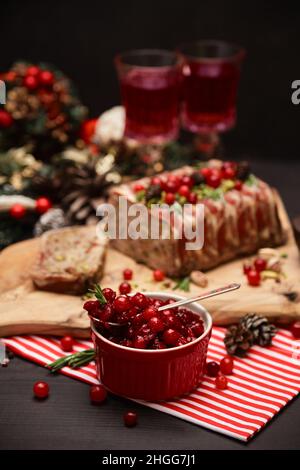 Sauce aux canneberges avec terrine française traditionnelle sur fond de bois sombre et décorations de Noël Banque D'Images