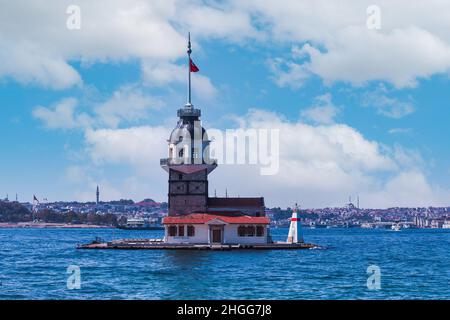 Tour de la jeune fille, 'Kiz Kulesi' une vue de jour bleue et nuageux depuis Üsküdar-Istanbul sur la mer de Marmara (Bosphore) avec des mosquées historiques en arrière-plan Banque D'Images