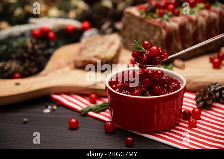 Sauce aux canneberges avec terrine française traditionnelle sur fond de bois sombre et décorations de Noël Banque D'Images