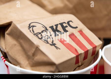 Antalya, Turquie - 20 janvier 2022: Un bon nombre de bandes chaudes de poulet KFC ou de nuggets dans le seau de KFC (Kentucky Fried Chicken) fast food. Banque D'Images