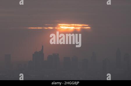 Kronberg, Allemagne.19th janvier 2022.Des nuages et des nuages épais s'étendent au lever du soleil sur la ligne d'horizon de Francfort-sur-le-main.Crédit : Boris Roessler/dpa/Alay Live News Banque D'Images