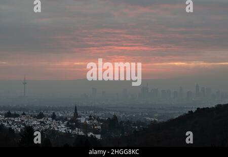 Kronberg, Allemagne.19th janvier 2022.Des nuages et des nuages épais s'étendent au lever du soleil sur la ligne d'horizon de Francfort-sur-le-main.Crédit : Boris Roessler/dpa/Alay Live News Banque D'Images