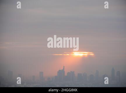 Kronberg, Allemagne.19th janvier 2022.Des nuages et des nuages épais s'étendent au lever du soleil sur la ligne d'horizon de Francfort-sur-le-main.Crédit : Boris Roessler/dpa/Alay Live News Banque D'Images