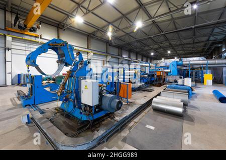 Photo des rouleaux de tôle d'acier stockés dans l'entrepôt; bobines d'acier laminées à froid à l'usine Banque D'Images