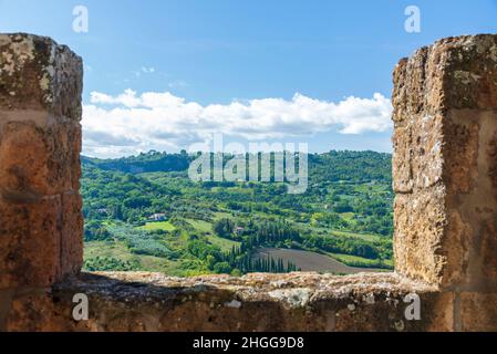 Vue sur la campagne depuis les murs de la vieille ville d'Orvieto Banque D'Images