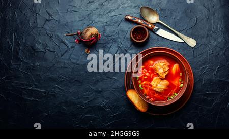 Borscht, soupe appétissante à base de betteraves et de viande.Borscht ukrainien rouge ou bouillon.Copier l'espace Banque D'Images