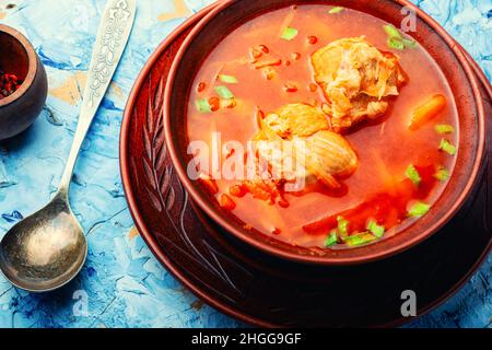 Borscht - soupe chaude à base de betteraves et de viande.Borscht rouge, plat traditionnel de cuisine ukrainienne Banque D'Images