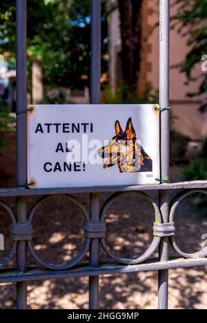 Méfiez-vous du panneau de chien en italien sur une porte - attenti al canne! Banque D'Images