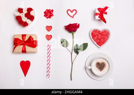Concept minimal de jour de Saint-Valentin avec forme de coeur, boîte cadeau, bougies, rose et tasse de café.Arrière-plan de la Saint-Valentin. Banque D'Images