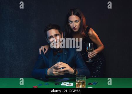 Un joueur de poker heureux joue les cartes de poker dans le casino. Banque D'Images