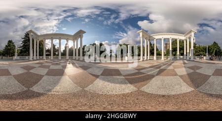 Vue panoramique à 360° de BATUMI, GÉORGIE - SEPTEMBRE 2021 : panorama hdri 360 sphérique sans couture au centre de la ville sur place avec colonnade en projection équirectangulaire,