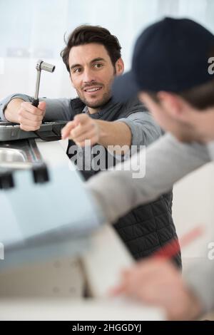 Apprenti charpentier et l'installation de cuisine de luxe Banque D'Images