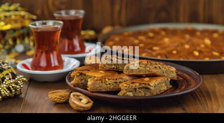 Baklava sur la table et thé dans des verres turcs.Mise au point sélective. Banque D'Images