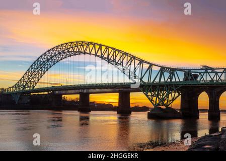 Coucher de soleil sur le pont Queensway au-dessus de la rivière Mersey depuis la rive Widnes en direction de Runcorn. Banque D'Images