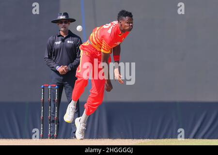 Kandy, Sri Lanka.21st janvier 2022.Bénédiction Muzarabani du Zimbabwe boules lors du troisième match international de cricket d'une journée (ODI) entre le Sri Lanka et le Zimbabwe au Pallekele International Cricket Stadium de Kandy le 21st janvier 2022.Viraj Kothalwala/Alamy Live News Banque D'Images